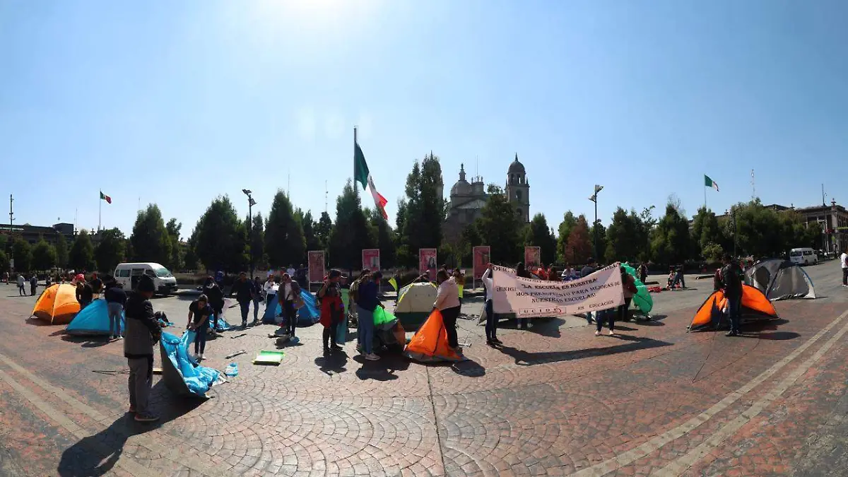 ¿Hasta cuándo seguirán en pie? La movilización que exige dignificar las escuelas en Palacio Nacional