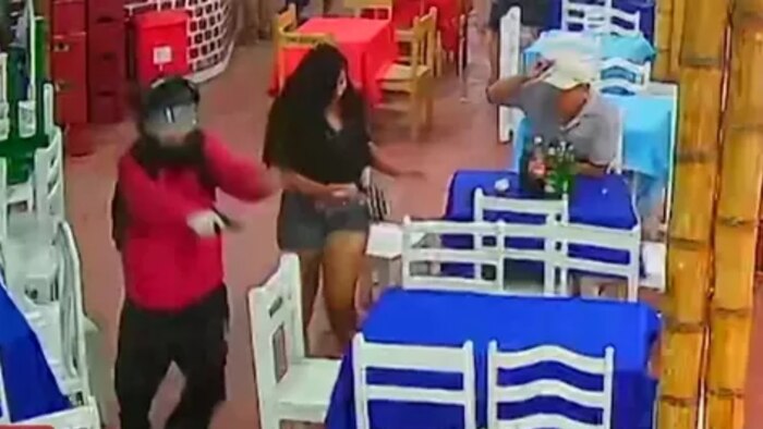 Hijo evita asesinato de su padre en restaurante de Barranca lanzándole un vaso a atacante armado