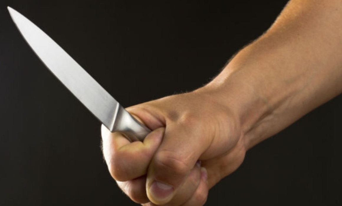 Hombre amenaza con cuchillo a su esposa e hija en Tecámac; la familia pide ayuda a las autoridades