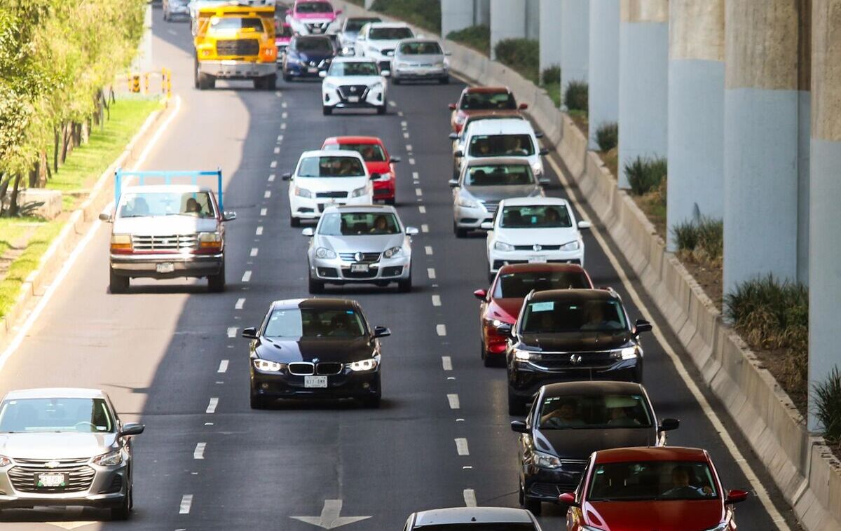 ¿Hoy No Circula 14 de diciembre 2025? Descubre qué autos descansan en CdMx y Edomex este domingo