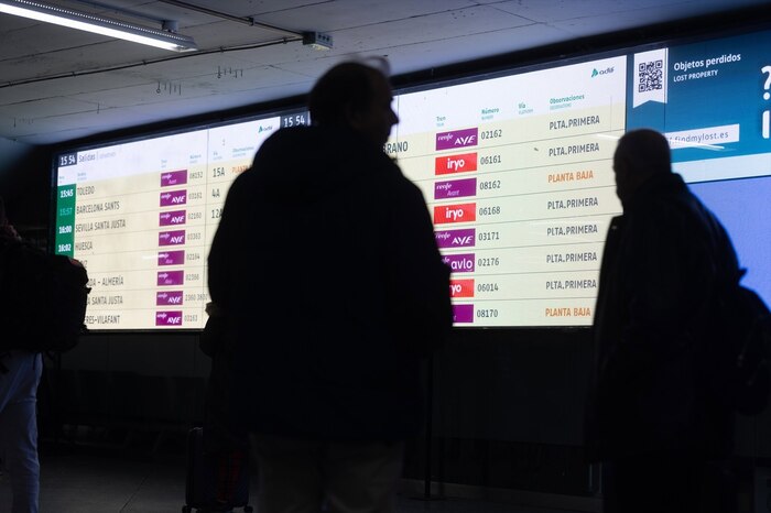 Huelga ferroviaria en España continúa con recortes en servicios y espera de reunión con el Ministerio de Transporte