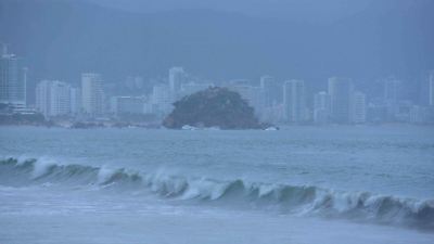 Huracán Flossie se fortalece a categoría 1 y genera alertas en la costa mexicana