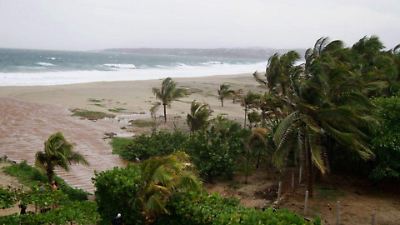 Huracán Priscilla se fortalece a categoría 2 y genera alertas en la costa oeste de México