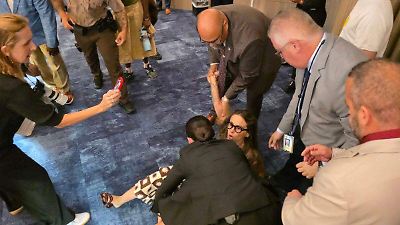 ICE aumenta traslados de migrantes a prisiones federales, incluida una de Brooklyn con antecedentes de mala gestión