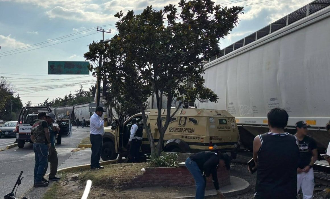 ¡Impáctate! Un tren arrastra una camioneta de valores en Texcoco y te sorprenderá el qué sucedió después