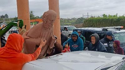 Impacta vehículo una estatua sagrada en Zinacantepec; detienen al conductor
