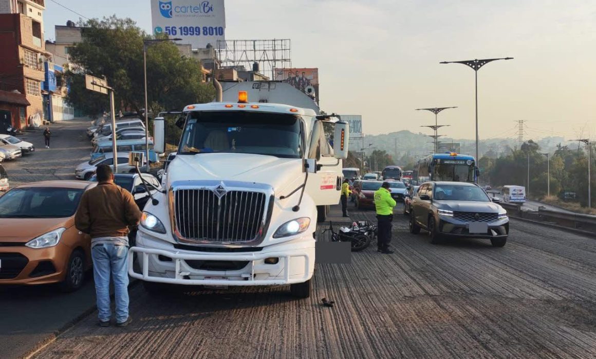 ¡Impactante! Motociclista es aplastado por camión de doble cisterna en la México-Pachuca y causa caos en el tráfico