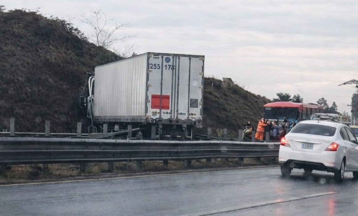 ¡Impactante! Tráiler derrapa y paraliza la México-Querétaro en Coyotepec