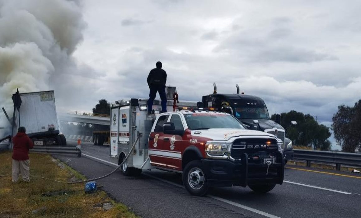 ¡Impactante! Tractocamión en llamas en Acolman deja columna de humo visible a kilómetros de distancia