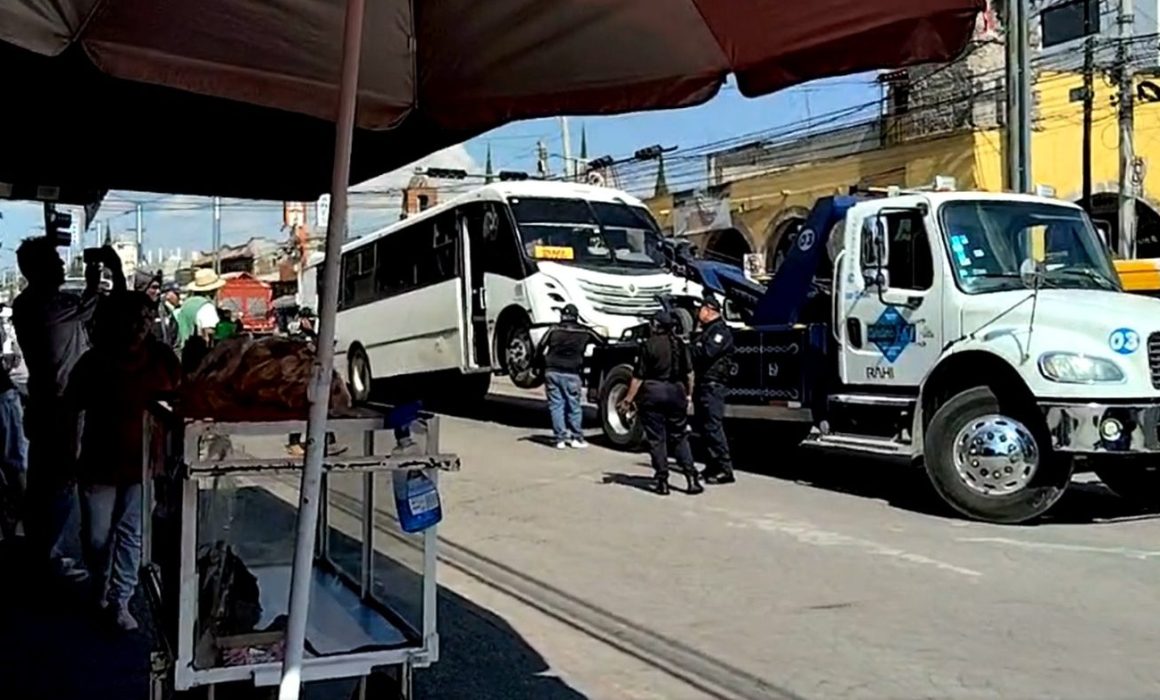 Impactante accidente en Huehuetoca: ciclista arrastrado por camión de DHL tras pasar el semáforo en rojo