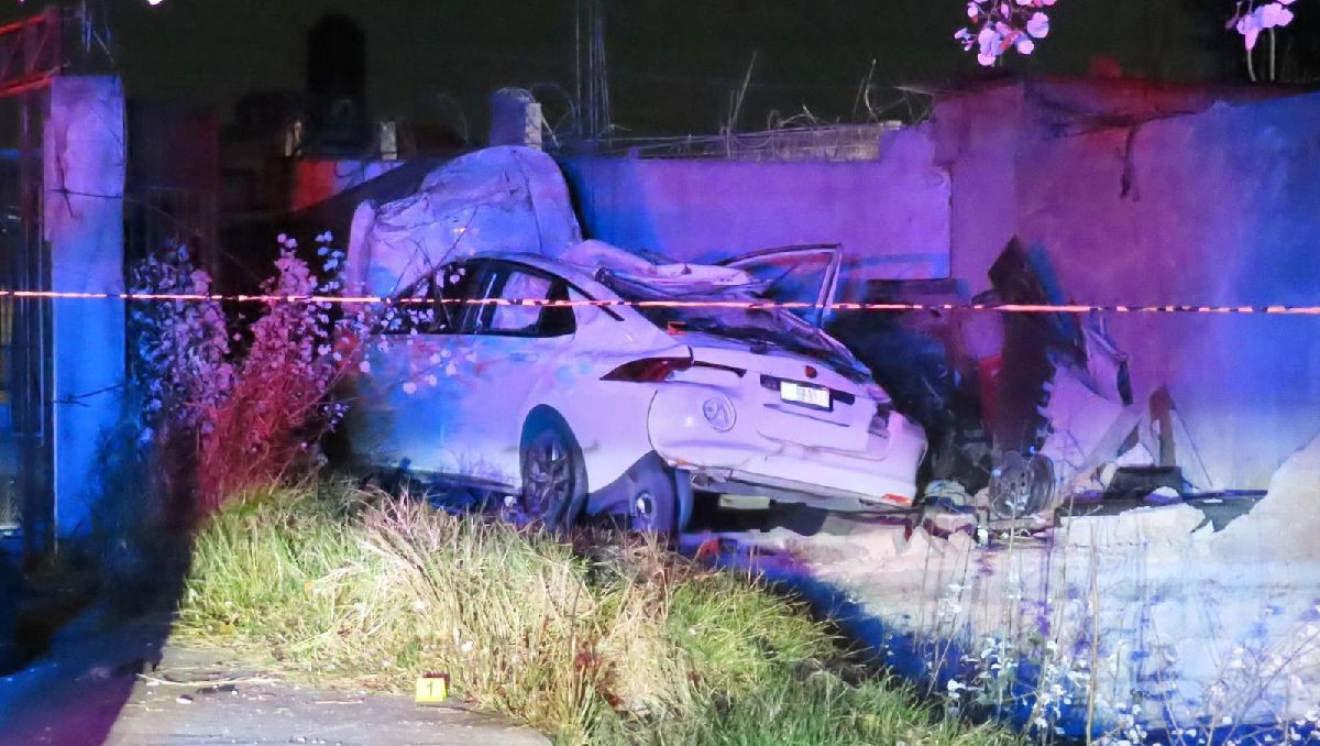¡Impactante accidente en Toluca: mujer arrolla una casa y un acompañante muere!