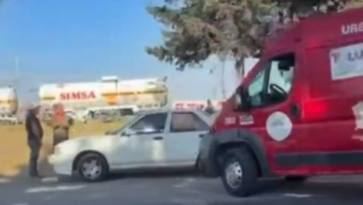 ¡Impactante accidente en la Toluca-Atlacomulco! Taxi termina en vías del tren tras volcadura