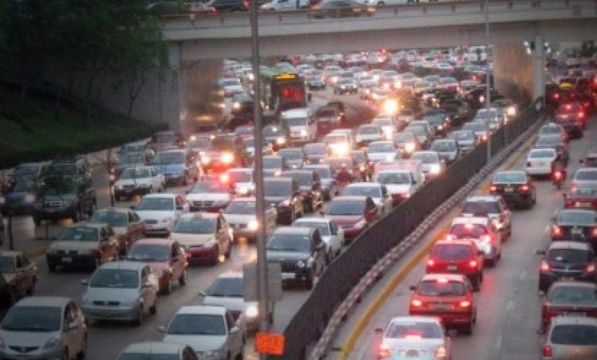 ¡Impactante volcadura causa caos vial en Tlalnepantla y acompaña un embotellamiento de horas!