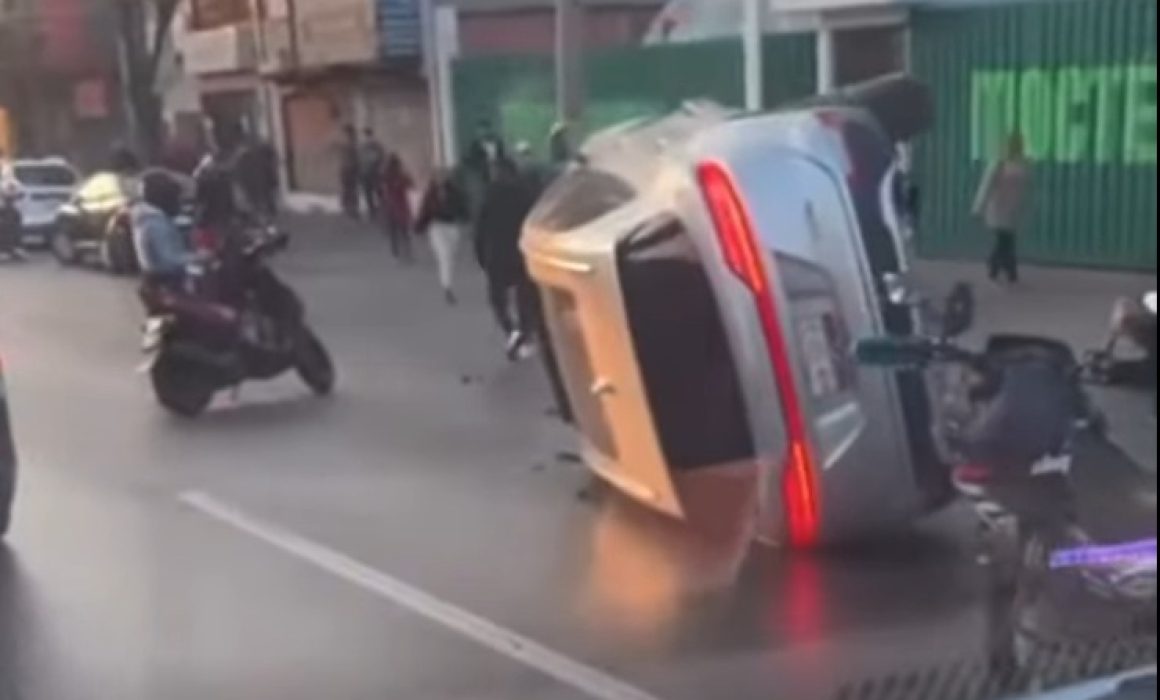 ¡Impactante volcadura en Ecatepec deja camioneta sin llantas y caos vial!