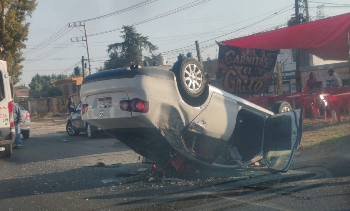 ¡Impactante vuelco en Ecatepec! La llanta hacía arriba y un auto atrapado en un caos vial