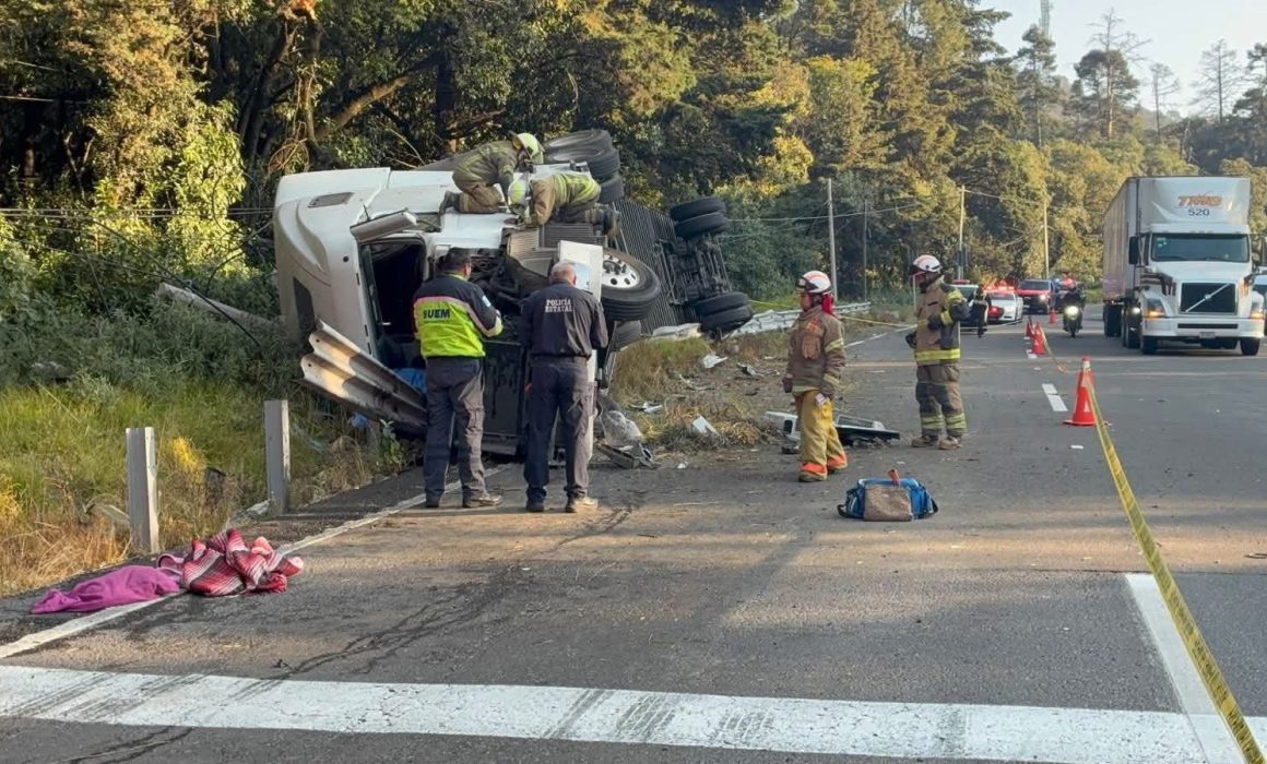 Impactante vuelco en la México-Toluca: un muerto y dos heridos en la carretera
