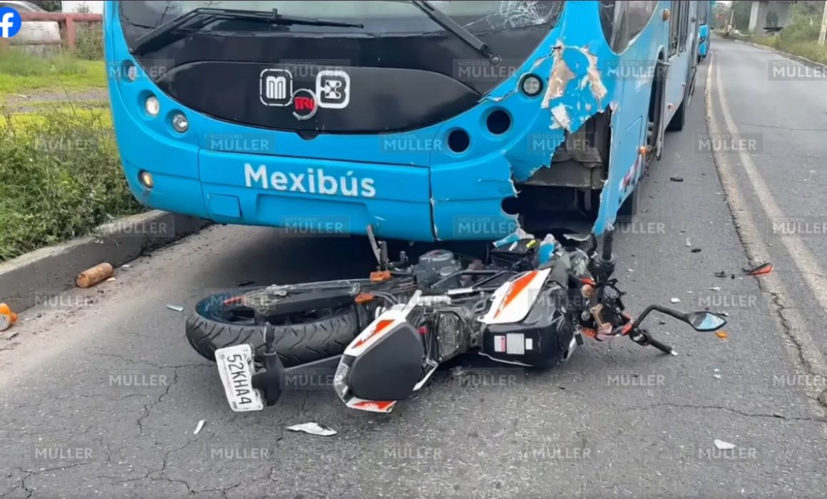 Imprudencia de motociclista provoca choque con Mexibús en Ecatepec y deja herido