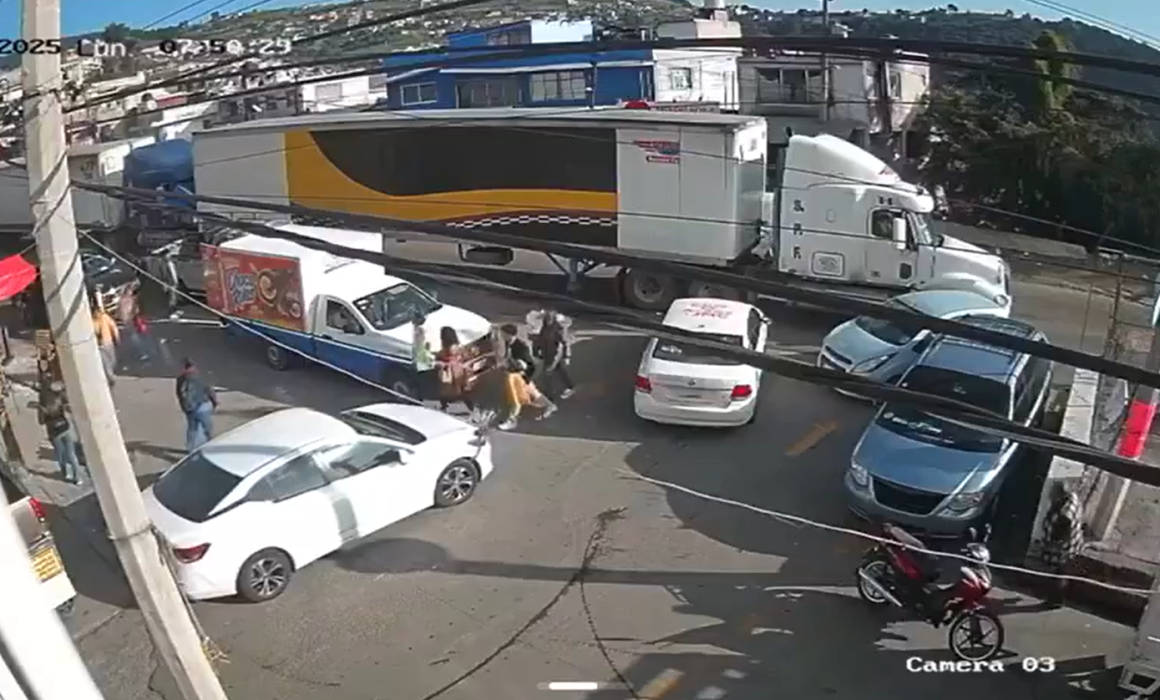 Imprudente maniobra provoca choque en cadena entre tráileres en Naucalpan