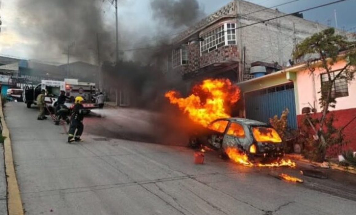 Incendian automóvil tras pelea vecinal en Ixtapaluca