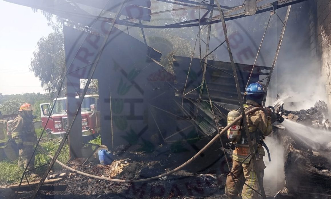 Incendio arrasa bodega de fibra de vidrio en Zumpango sin heridas
