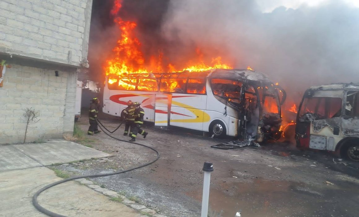 Incendio arrasa con cuatro autobuses en taller de Metepec sin heridos