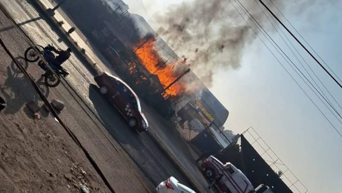 Incendio arrasa con un negocio de llantas en la carretera Toluca–Naucalpan: ¿Qué ocurrió realmente?