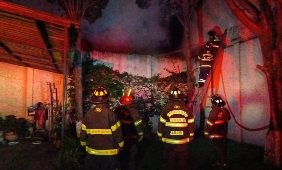 Incendio consume bodega de juguetes en Toluca y pone en riesgo viviendas cercanas