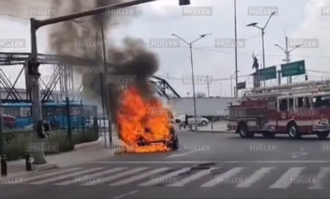 Incendio consume camioneta en la Vía Morelos, Ecatepec; sin heridos