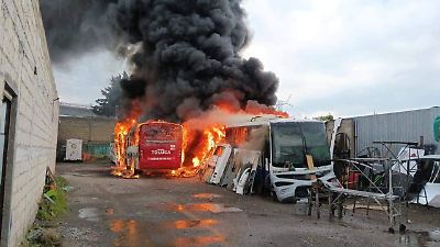 Incendio consume cuatro autobuses en taller mecánico de Metepec sin víctimas