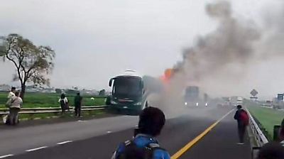 Incendio de autobús en autopista Lerma-Valle de Bravo; pasajeros evacuan en emergencia