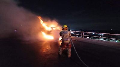 Incendio de camioneta en el puente de Chimalhuacán: bomberos actúan rápidamente