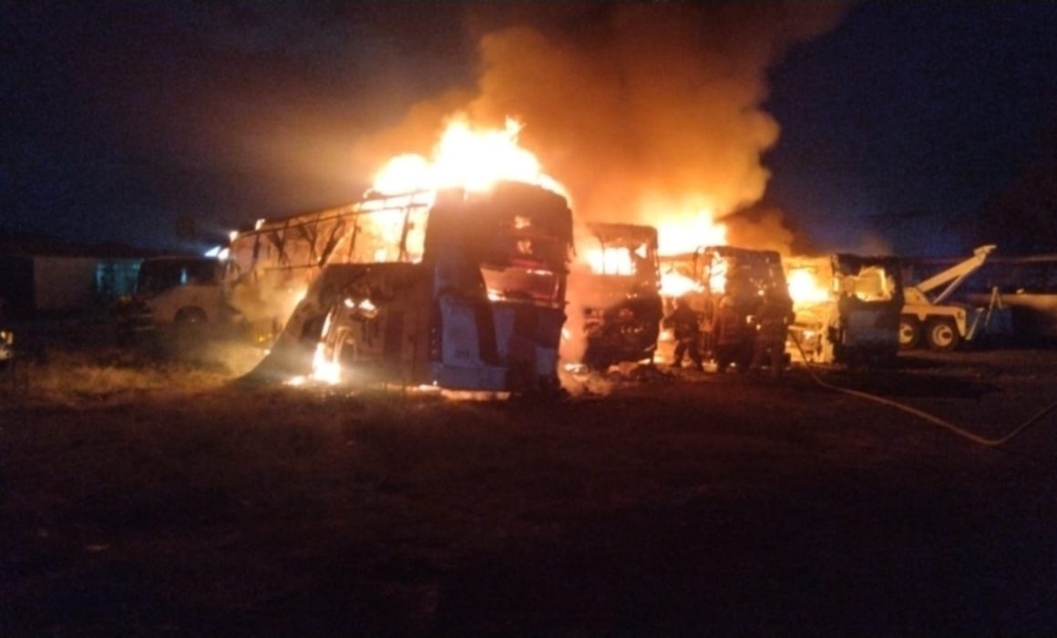 Incendio de cuatro autobuses en Tezoyuca genera crisis nerviosa entre tres personas