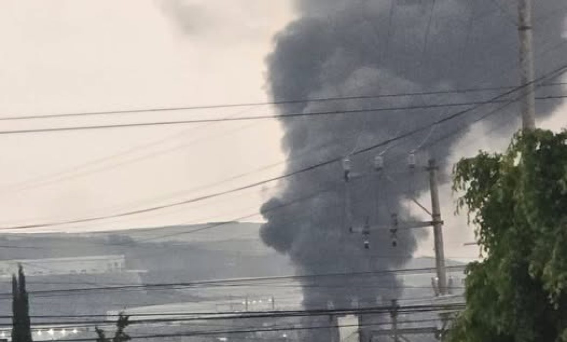 Incendio de gran magnitud en centro de reciclaje en Atizapán genera alarma entre residentes