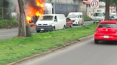 Incendio de tráiler en la carretera Texcoco-Lechería causa movilización de emergencias