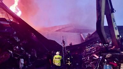 Incendio devastador en bodega de reciclaje en Atizapán pone en riesgo viviendas cercanas