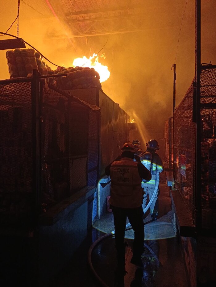 Incendio en Mega Plaza de Sonsonate destruye al menos 7 locales y genera operación de emergencia