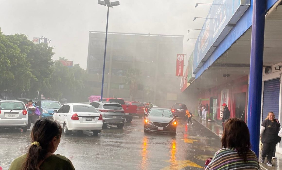 Incendio en Plaza Los Héroes de Ixtapaluca genera pánico y daños materiales