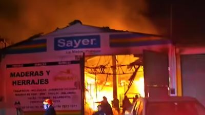 Incendio en Tepetlixpa destruye nave industrial de madera sin afectar a personas