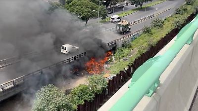 Incendio en bajo puente del Periférico provoca cierre vial en Ríos de los Remedios y alarma en vecinos