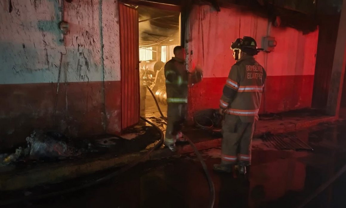 Incendio en bodega de solventes en Ecatepec no dejó lesionados y está en investigación
