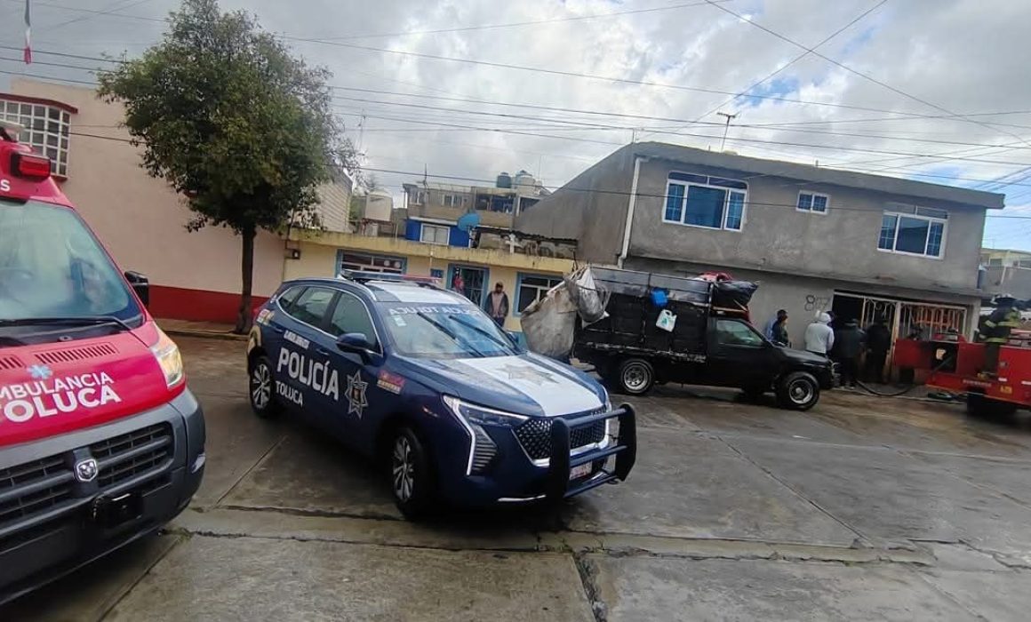 Incendio en casa de Toluca en la colonia Ocho Cedros sin lesiones, se investiga causa