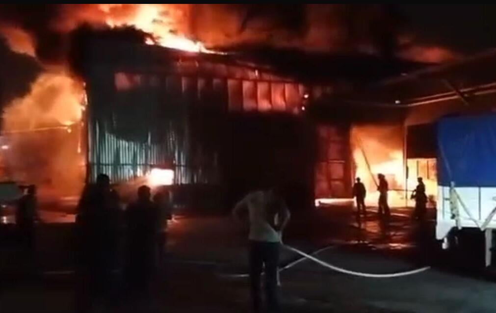 ¡Incendio en fábrica de colchones en Ixtapaluca sorprende a la comunidad: ¿Qué ocurrió realmente?