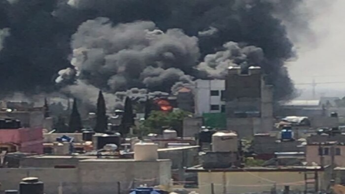 Incendio en fábrica de colchones en Ecatepec causa riesgo y suspende servicio del Mexicable