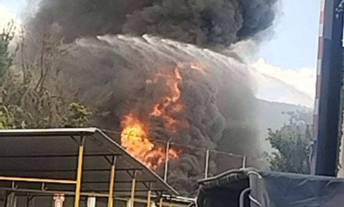 Incendio en fábrica de pinturas en Los Reyes La Paz es controlado en 50 minutos