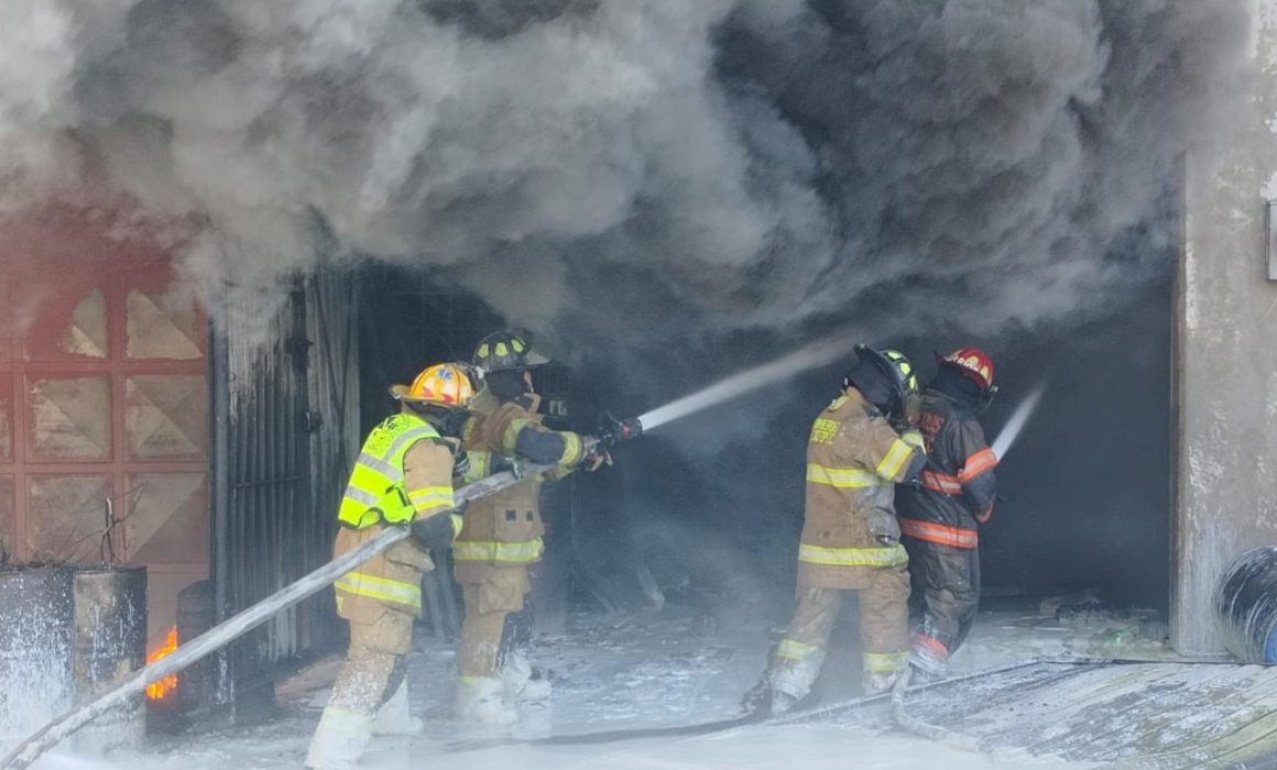 Incendio en fábrica en Ecatepec obliga a la evacuación de 500 personas y deja un bombero herido