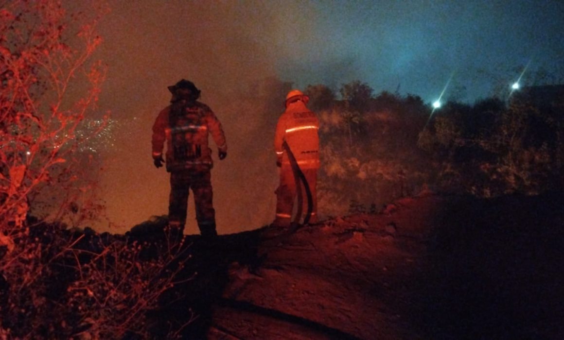 Incendio en la barranca Aquaman en Chimalhuacán es sofocado por bomberos