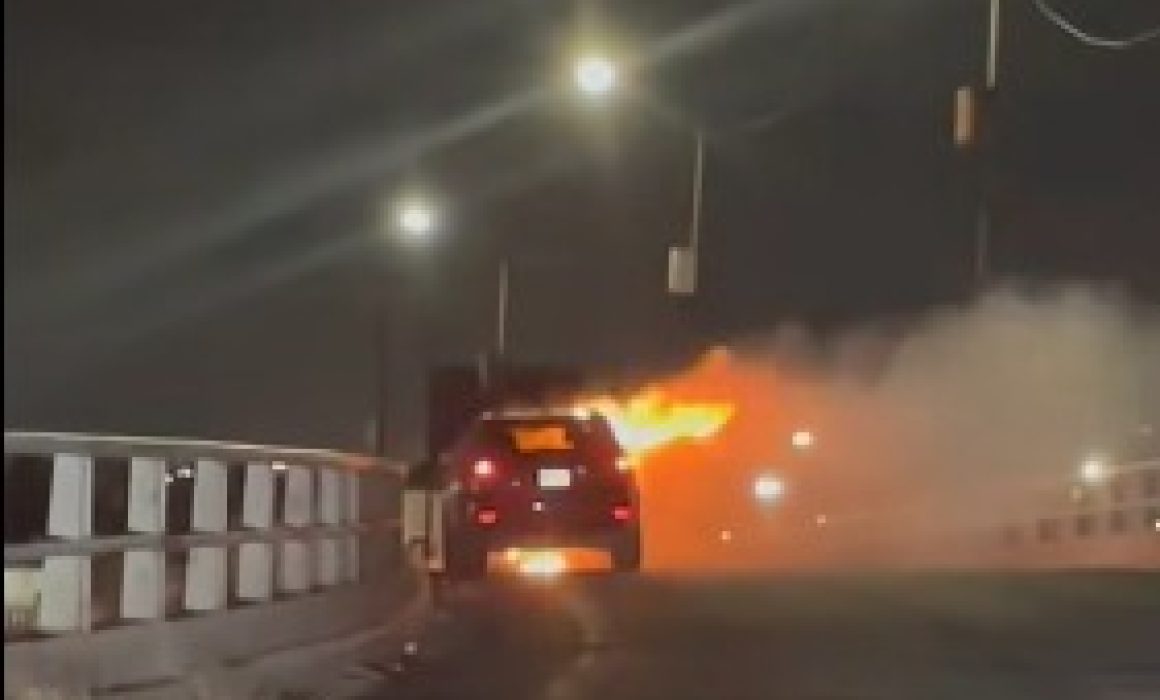 Incendio en puente de Nezahualcóyotl por falla mecánica causa cierre parcial y congestión