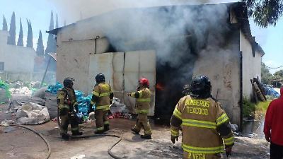 Incendio en recicladora de PET en Texcoco moviliza a bomberos y Protección Civil