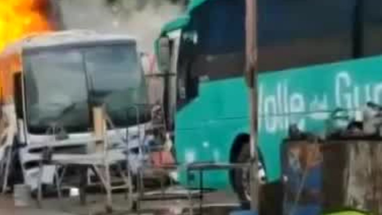 Incendio en taller de autobuses en Metepec no deja heridos
