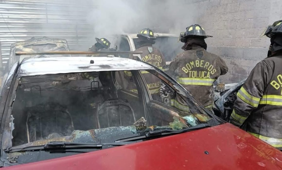 Incendio en taller mecánico de Toluca se controla sin lesionados; incidente similar en bodega el fin de semana